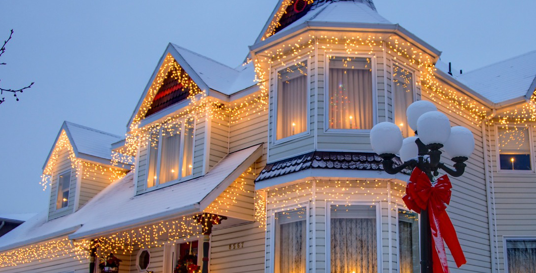 Hanging Holiday Lights without Damaging Your Roof in Baton Rouge